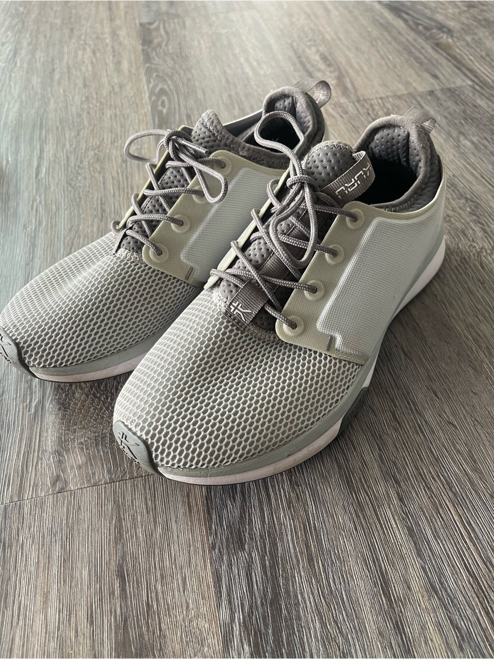 Kuru | Women’s Atom Cloud Gray White Mesh Athletic Sneakers Size 9 GUC